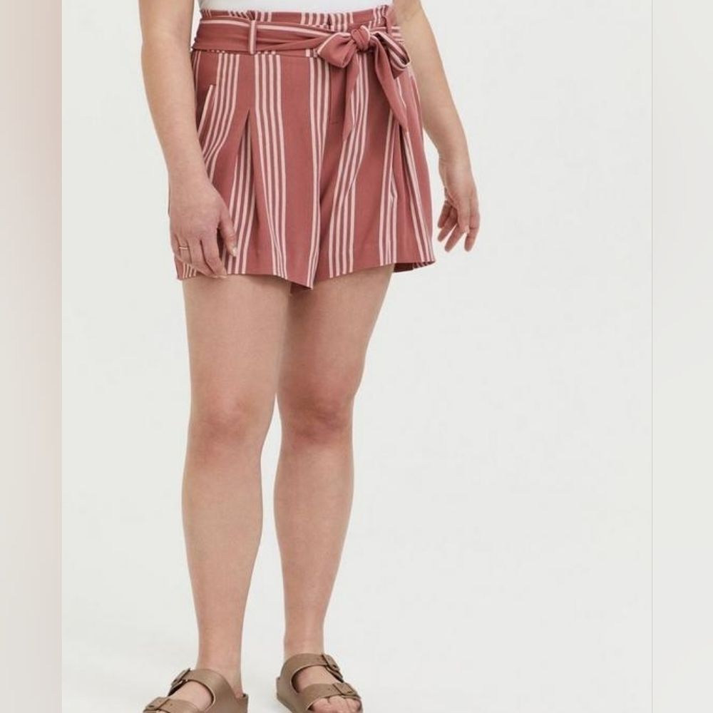 TORRID 5 Inch Stretch Crepe Mid-Rise Tie-Front Short